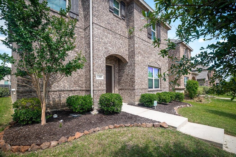 Photo 3 of 29 - 1300 Honeywood Ln, Royse City, TX 75189