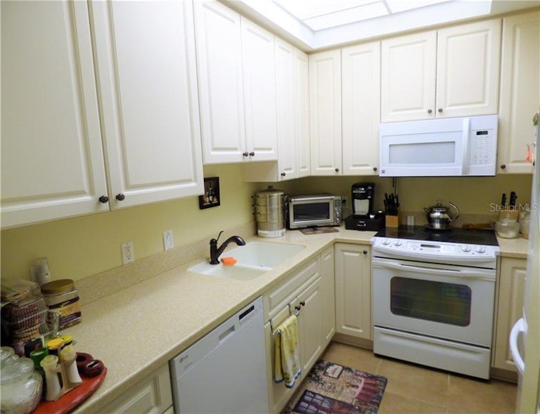 Photo 4 of 15 - 3730 Cadbury Cir #521, Venice, FL 34293
