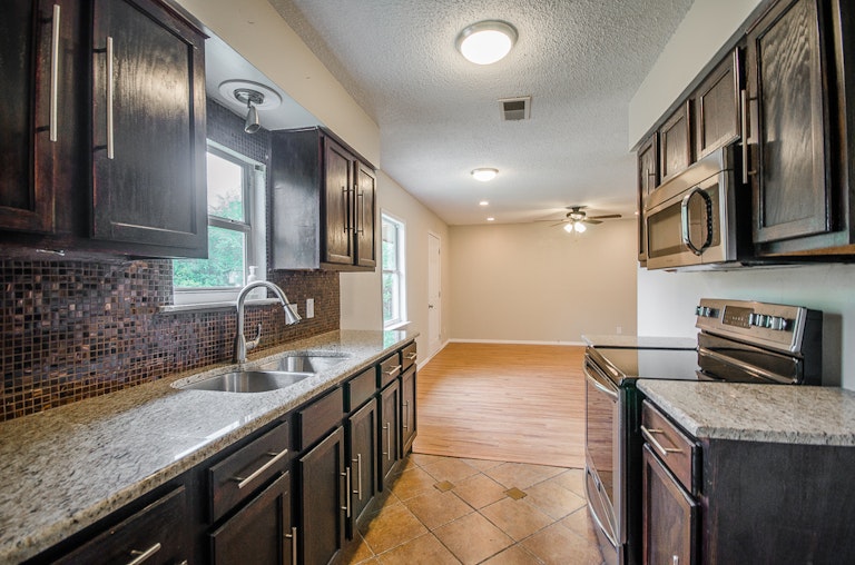 Photo 9 of 24 - 4205 Brambleton Pl, Forest Hill, TX 76119