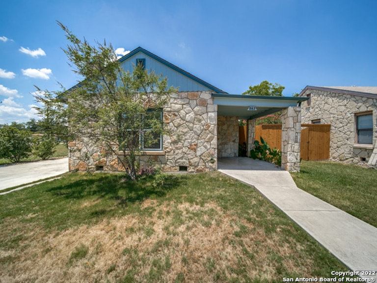 Photo 1 of 25 - 283 W Mariposa Dr, San Antonio, TX 78212