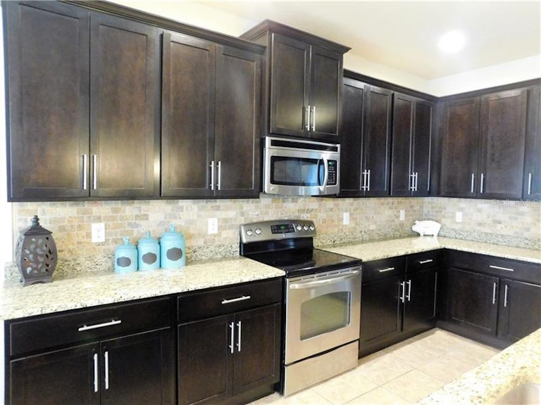 Photo 9 of 24 - 2646 Kenchester Loop, Wesley Chapel, FL 33543