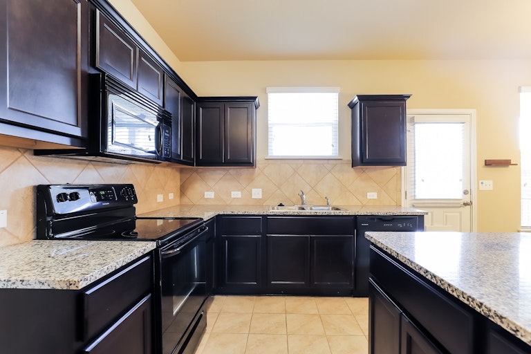 Photo 11 of 25 - 317 Crater Lake Dr, Pflugerville, TX 78660