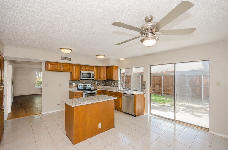 Photo 10 of 30 - 3123 Mayfair Dr, Carrollton, TX 75007