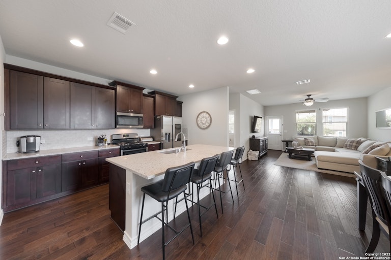 Photo 4 of 26 - 5503 Burr Blf, San Antonio, TX 78266