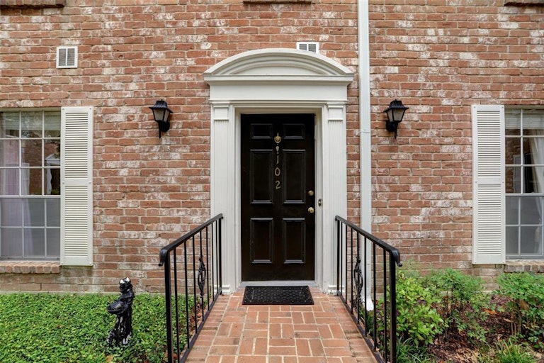 Photo 4 of 18 - 357 N Post Oak Ln #102, Houston, TX 77024