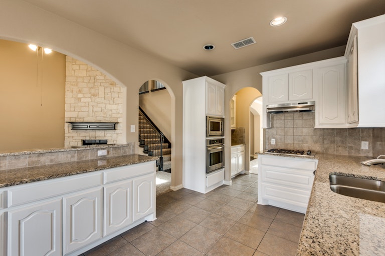 Photo 13 of 38 - 14017 Blueberry Hill Dr, Little Elm, TX 75068