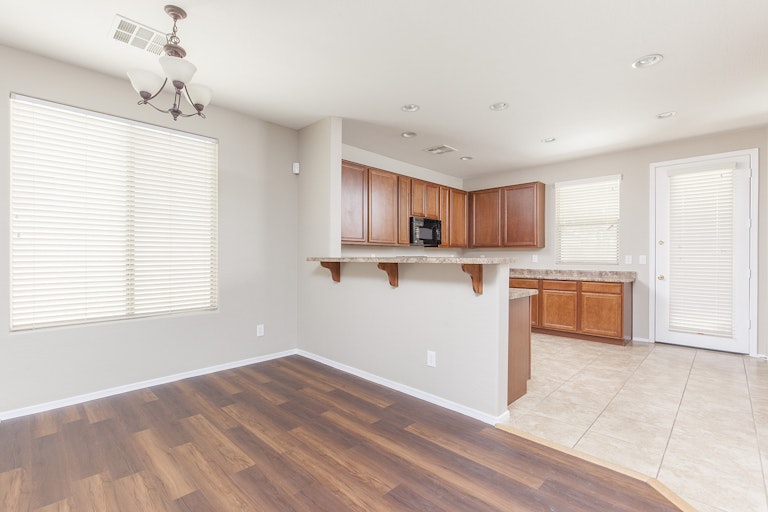 Photo 4 of 25 - 7129 W Winslow Ave, Phoenix, AZ 85043