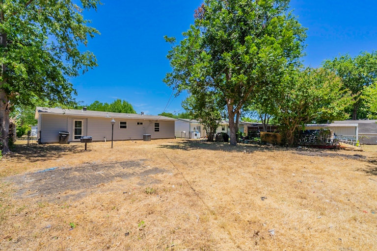 Photo 7 of 25 - 11740 Fernald Ave, Dallas, TX 75218