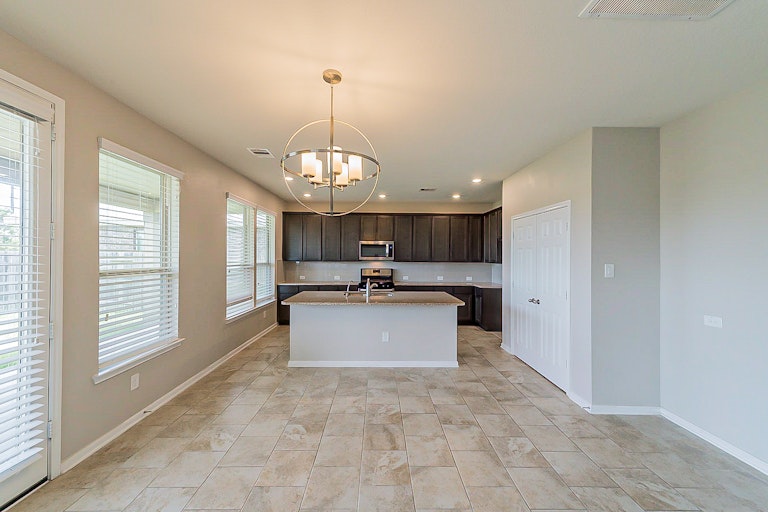 Photo 10 of 36 - 12731 Arcola Valley Ct, Houston, TX 77044