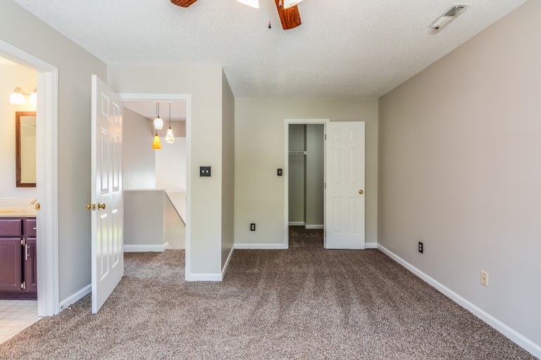 Photo 7 of 13 - 9 Hearthwood Cir, Durham, NC 27713