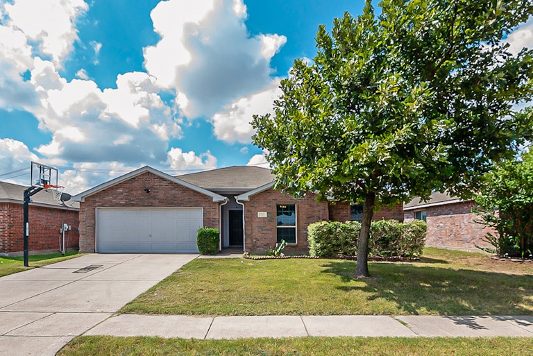 Photo 1 of 20 - 317 Oxford St, Burleson, TX 76028