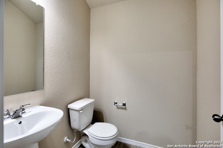 Photo 13 of 27 - 1062 Sixtree Dr, New Braunfels, TX 78130