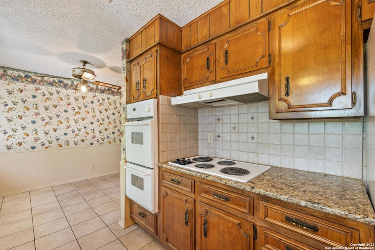 Photo 12 of 27 - 3538 Pinebluff Dr, San Antonio, TX 78230