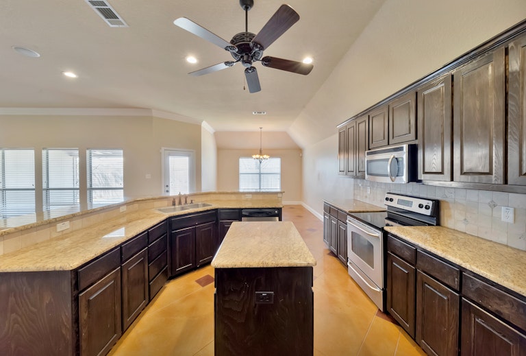 Photo 2 of 26 - 318 Spyglass Dr, Willow Park, TX 76008