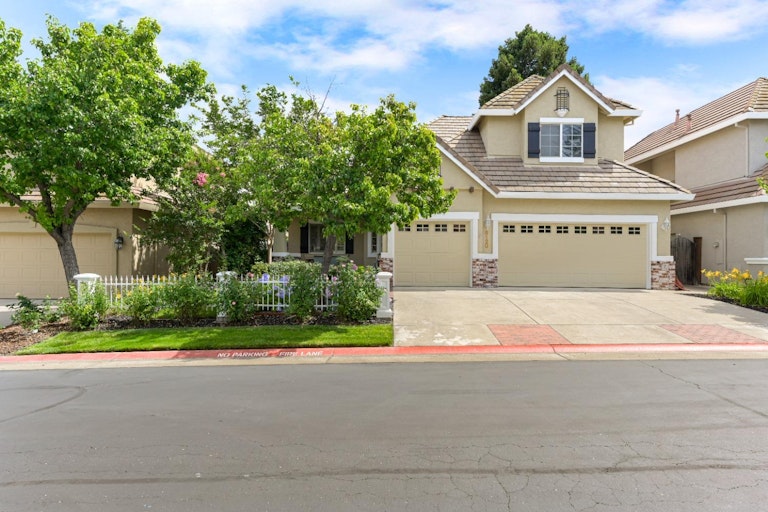Photo 1 of 51 - 8120 E Carriage Ln, Fair Oaks, CA 95628