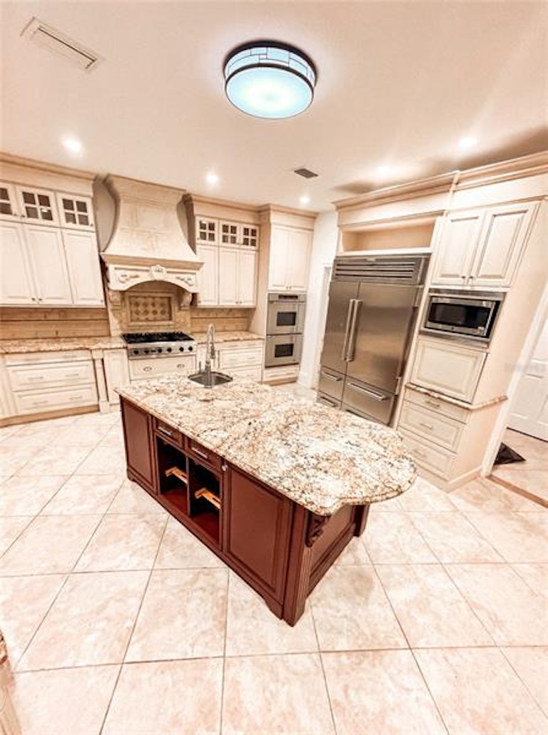 Photo 10 of 33 - 12804 Harborwood Dr, Largo, FL 33774