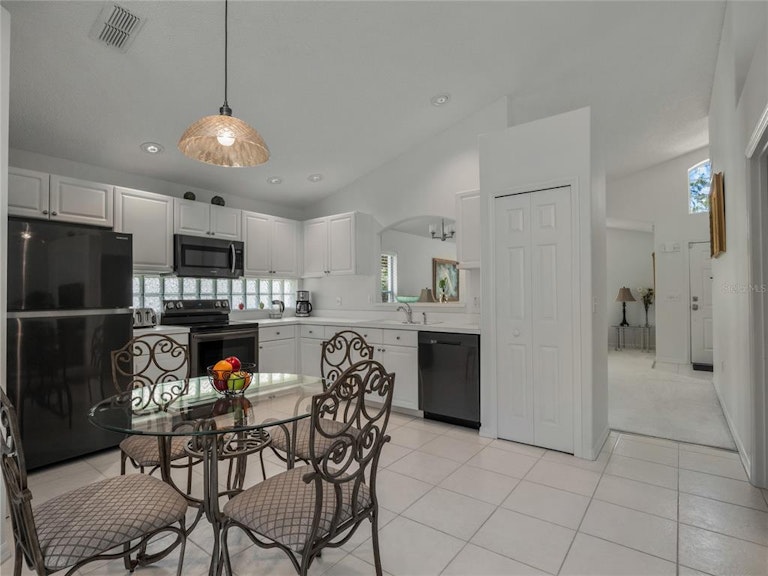 Photo 8 of 40 - 1026 Lake Davenport Blvd, Davenport, FL 33897