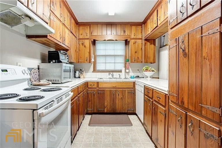 Photo 6 of 37 - 2612 Clairmont Rd NE, Atlanta, GA 30329