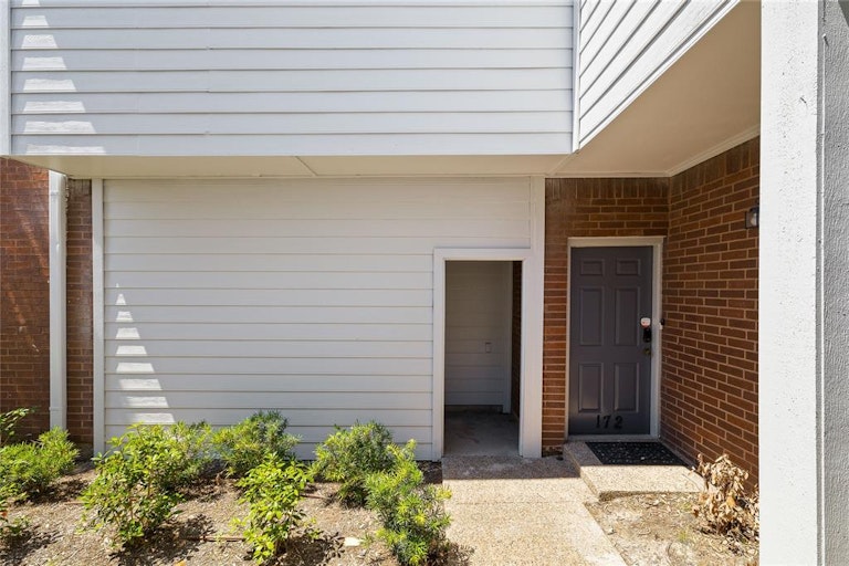 Photo 4 of 33 - 5100 Verde Valley Ln #172, Dallas, TX 75254