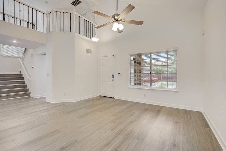 Photo 13 of 35 - 4052 Tawny Meadow Way, Antelope, CA 95843