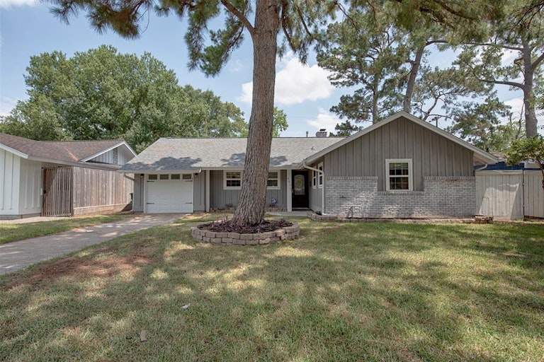 Photo 1 of 36 - 4910 Nina Lee Ln, Houston, TX 77092