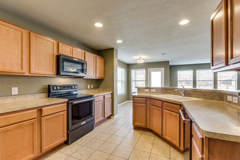 Photo 11 of 27 - 15832 Mirasol Dr, Fort Worth, TX 76177