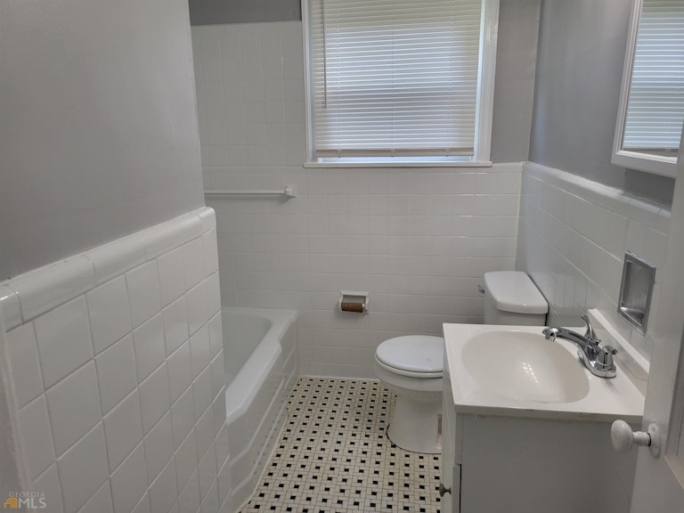 Photo 8 of 18 - 1860 Headland Dr, Atlanta, GA 30344