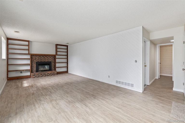 Photo 9 of 39 - 524 S Kittredge Way, Aurora, CO 80017