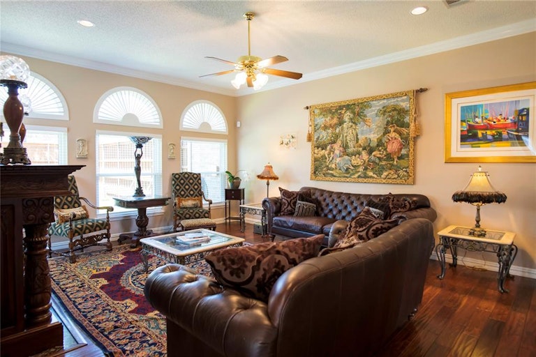 Photo 9 of 40 - 706 Cottonwood Bend Dr, Allen, TX 75002