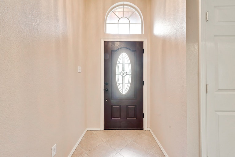 Photo 15 of 26 - 5524 Lawnsberry Dr, Fort Worth, TX 76137