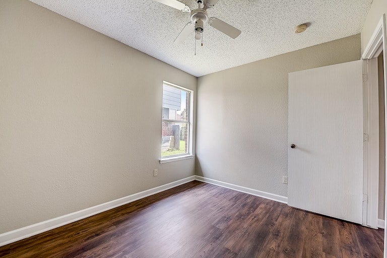 Photo 18 of 37 - 9032 Elbe Trl, Fort Worth, TX 76118