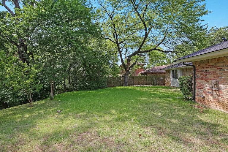 Photo 24 of 25 - 404 Rivervalley Ct, Arlington, TX 76006