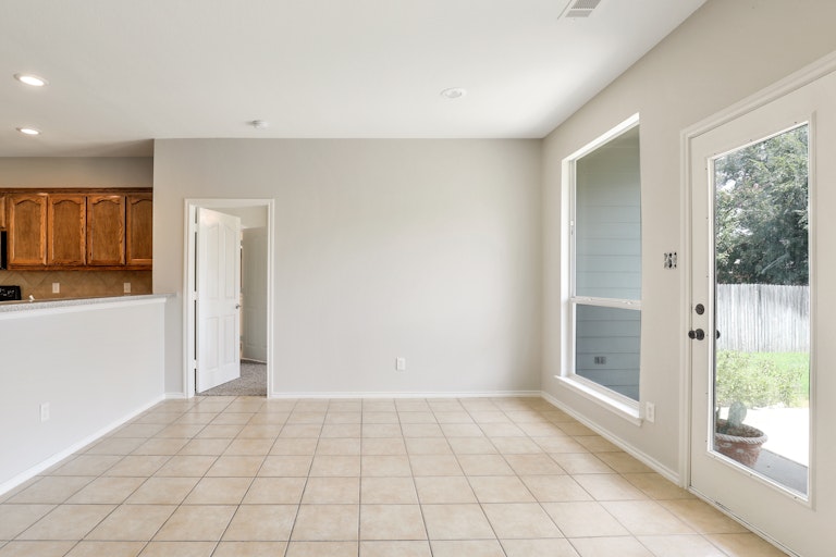 Photo 15 of 26 - 5832 Pearl Oyster Ln, Fort Worth, TX 76179