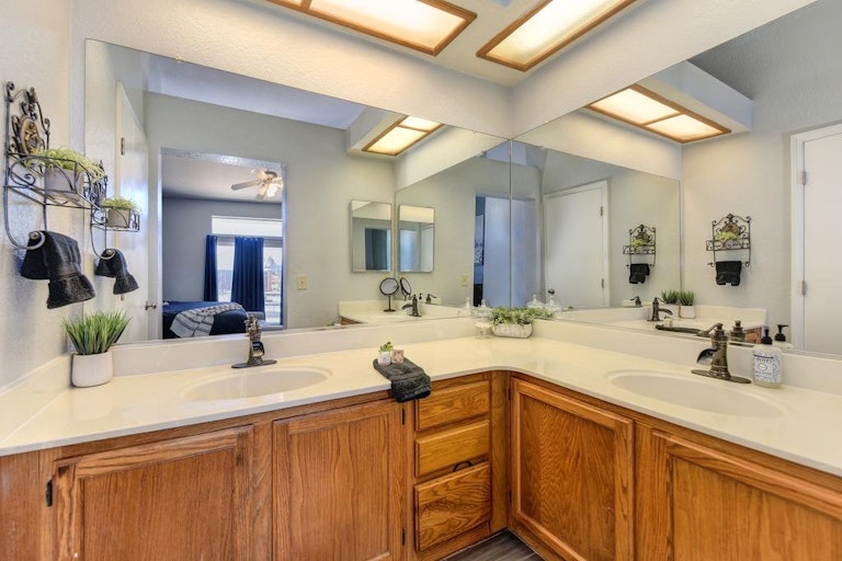 Photo 33 of 40 - 8372 Vintage Park Dr, Sacramento, CA 95828
