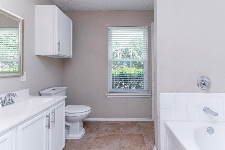 Photo 4 of 19 - 2552 Pilgrim Rest Dr, Dallas, TX 75237