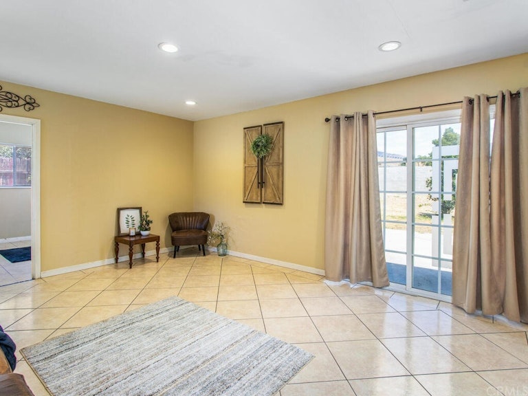 Photo 6 of 23 - 6705 Lynwood Way, Highland, CA 92346