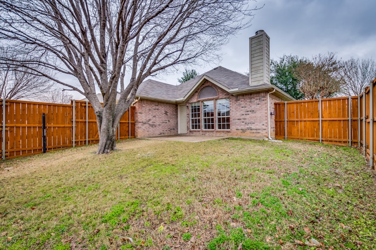 Photo 5 of 22 - 1120 Courtney Ln, Lewisville, TX 75077