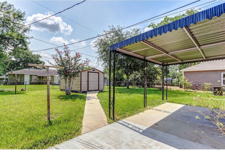 Photo 26 of 28 - 8159 Redfern Dr, Houston, TX 77033