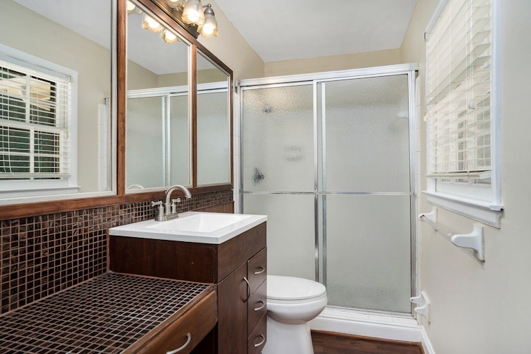 Photo 17 of 21 - 8433 Dunsinane Dr, Charlotte, NC 28227