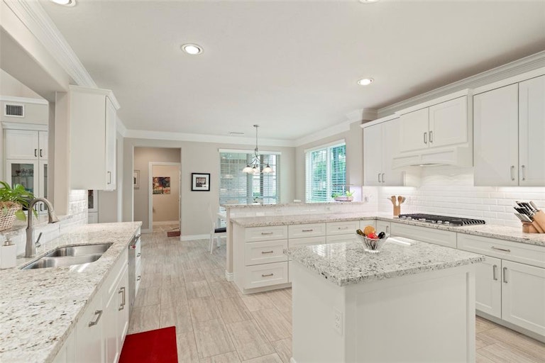 Photo 19 of 42 - 71 Champion Villa Dr, Houston, TX 77069