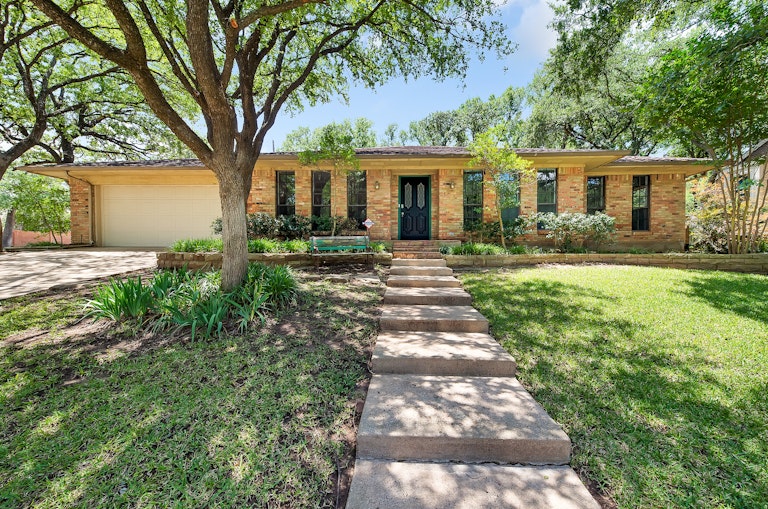 Photo 1 of 32 - 2233 Stafford Dr, Arlington, TX 76012