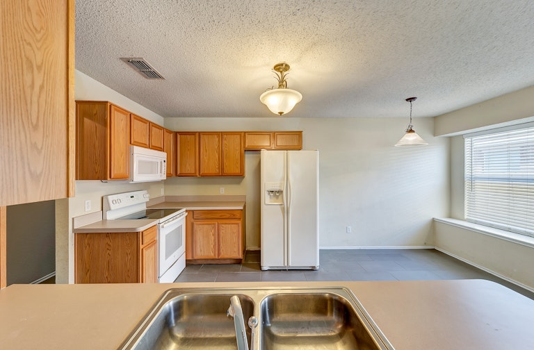 Photo 8 of 26 - 7304 Avington Way, Fort Worth, TX 76133