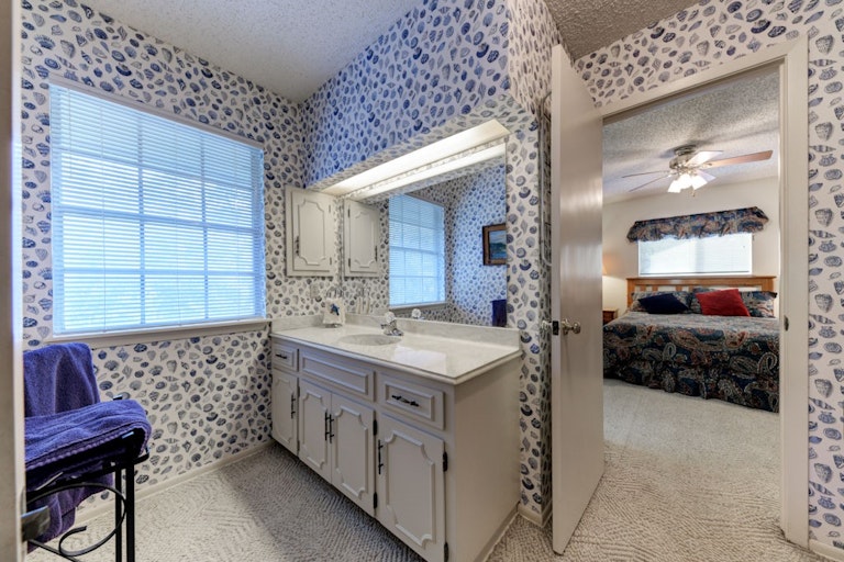 Photo 13 of 24 - 6 Mission Dr, New Braunfels, TX 78130