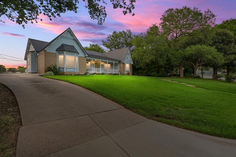 Photo 2 of 40 - 5607 Oak Branch Dr, Arlington, TX 76016