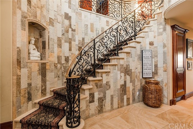 Photo 5 of 24 - 16722 Baruna Ln, Huntington Beach, CA 92649