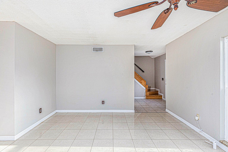 Photo 5 of 15 - 12171 77th St, Largo, FL 33773