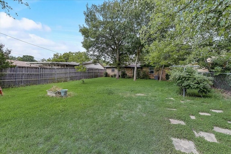 Photo 31 of 37 - 1118 SE 2nd St, Grand Prairie, TX 75051