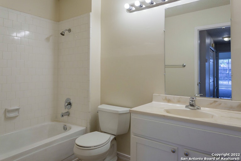 Photo 6 of 22 - 8622 Silent Oaks, San Antonio, TX 78250