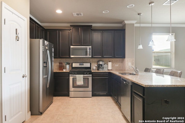 Photo 8 of 26 - 7903 Genesse Crk, San Antonio, TX 78254