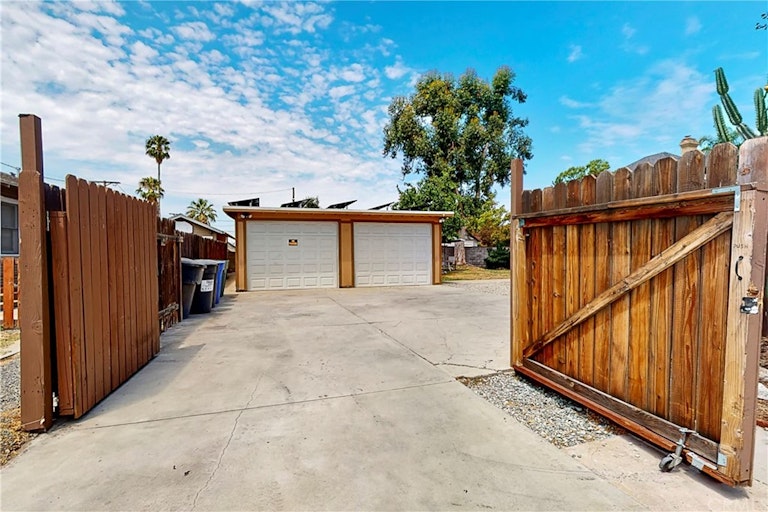Photo 38 of 75 - 588 E Pasadena St, Pomona, CA 91767